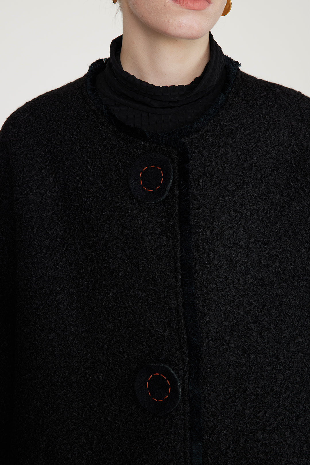 Abrigo de lana con botones bordados a mano