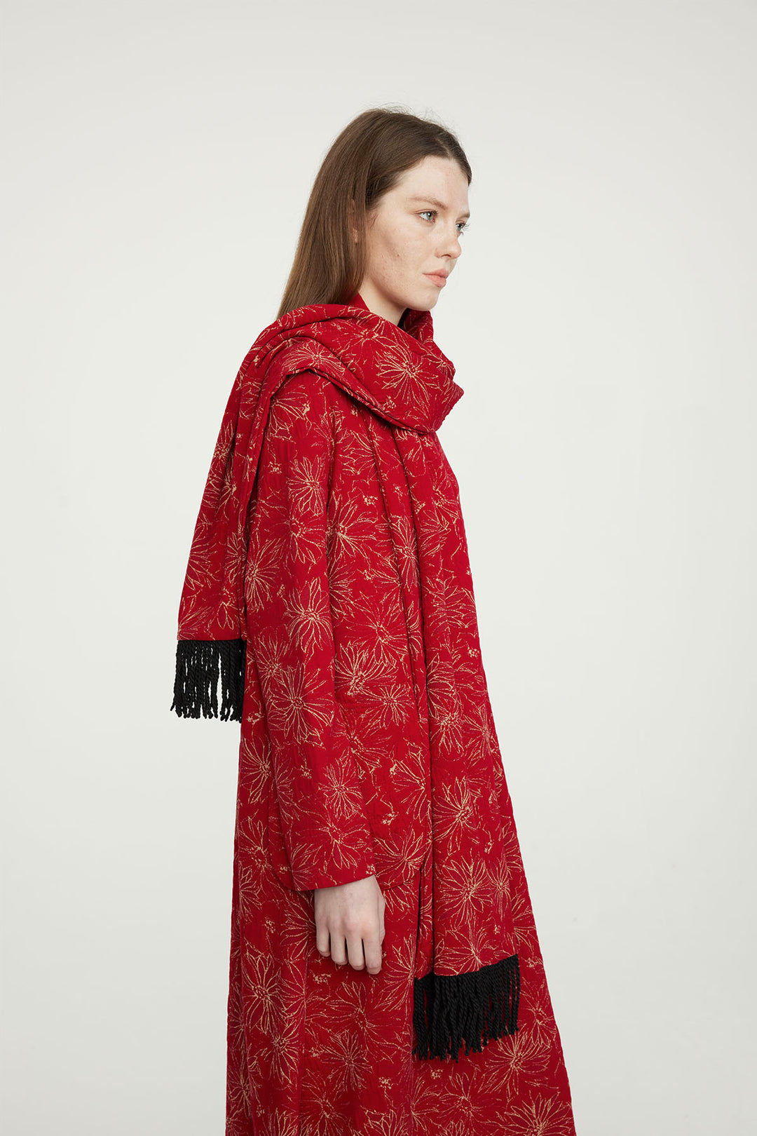 Robe décontractée brodée rouge avec écharpe