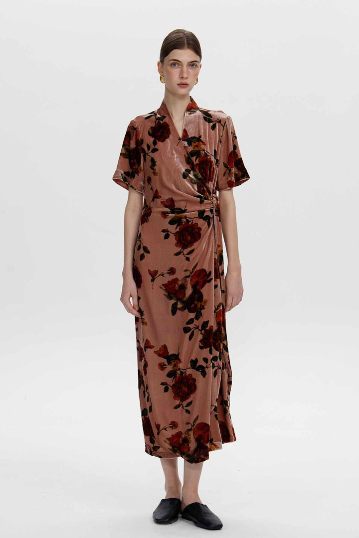 Elara Wickelkleid aus Samt mit Rosenmuster
