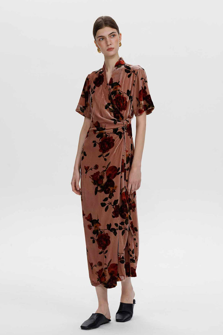 Elara Wickelkleid aus Samt mit Rosenmuster