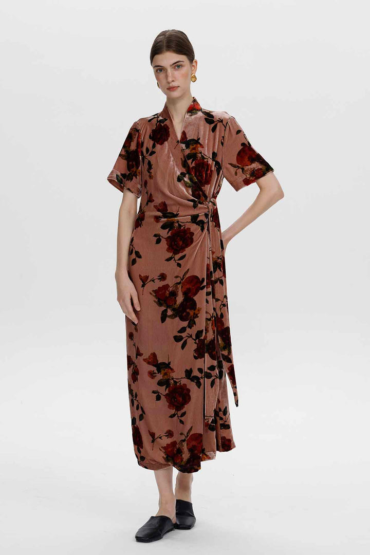Elara Wickelkleid aus Samt mit Rosenmuster