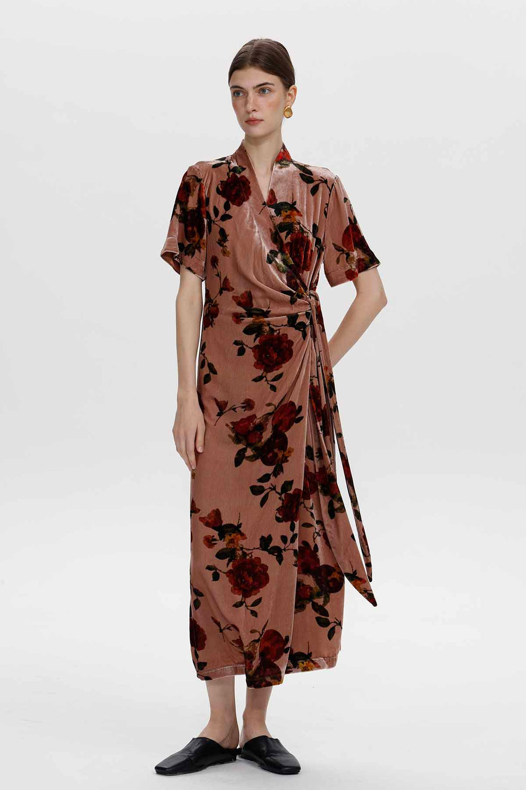 Elara Wickelkleid aus Samt mit Rosenmuster