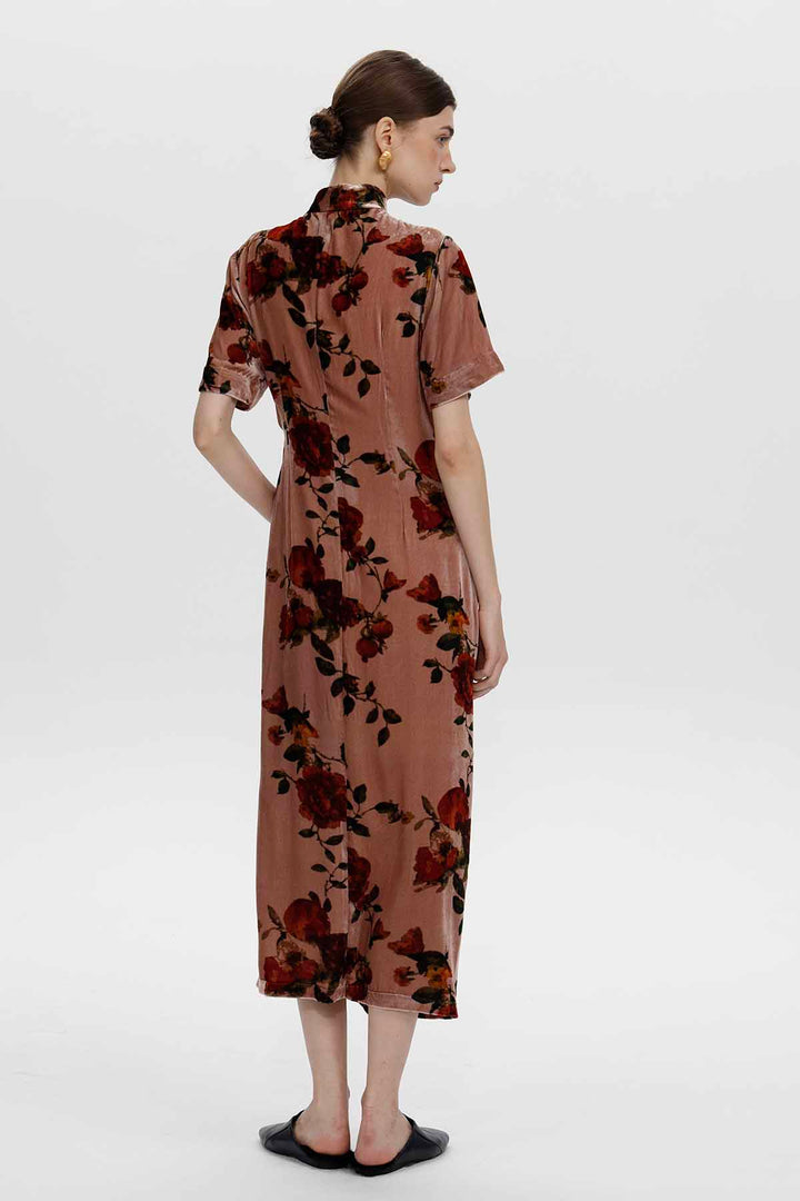 Elara Wickelkleid aus Samt mit Rosenmuster