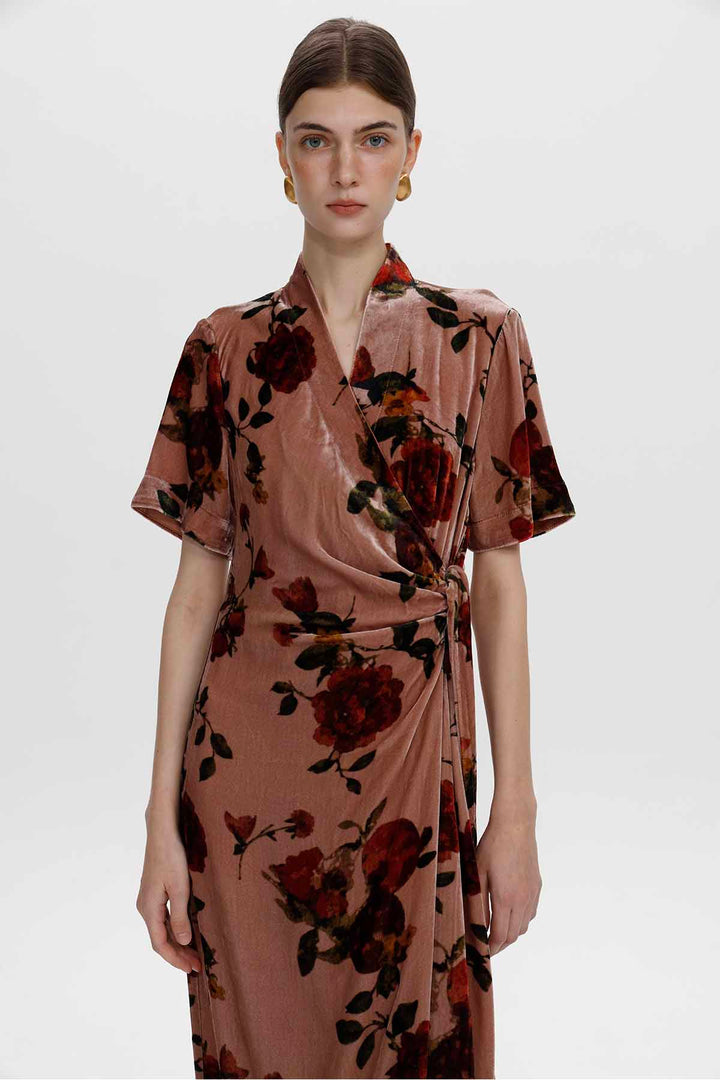 Elara Wickelkleid aus Samt mit Rosenmuster