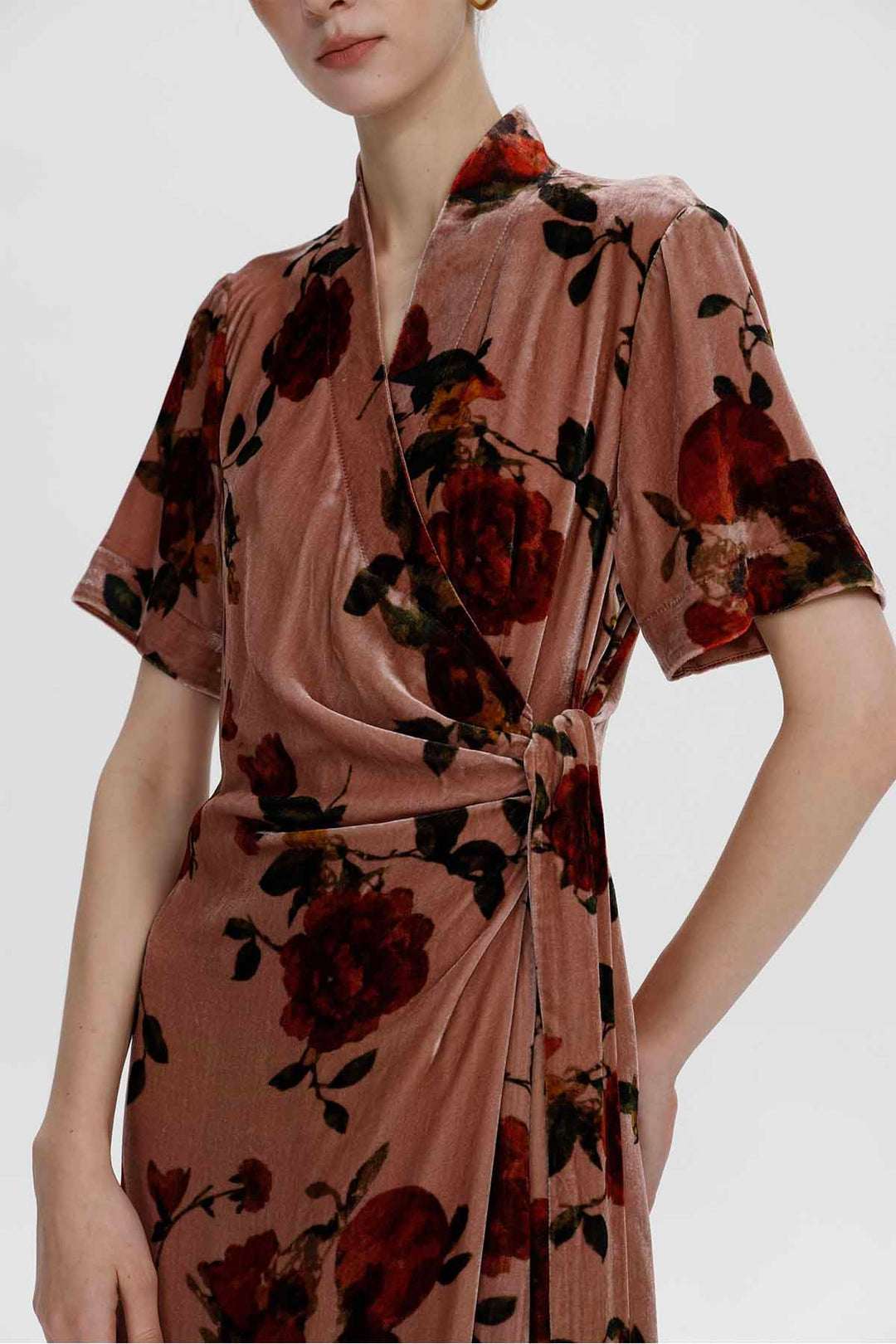 Elara Wickelkleid aus Samt mit Rosenmuster