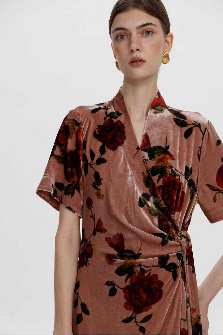 Elara Wickelkleid aus Samt mit Rosenmuster