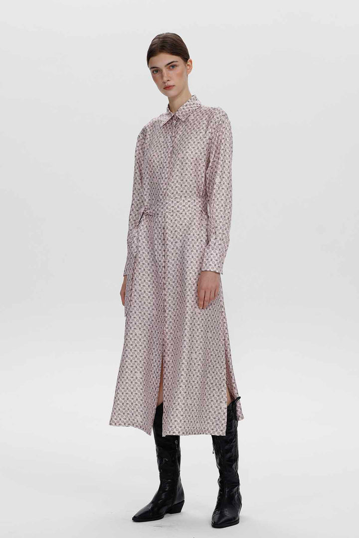 Charlotte-Hemdkleid mit Mikroprint und Gürtel