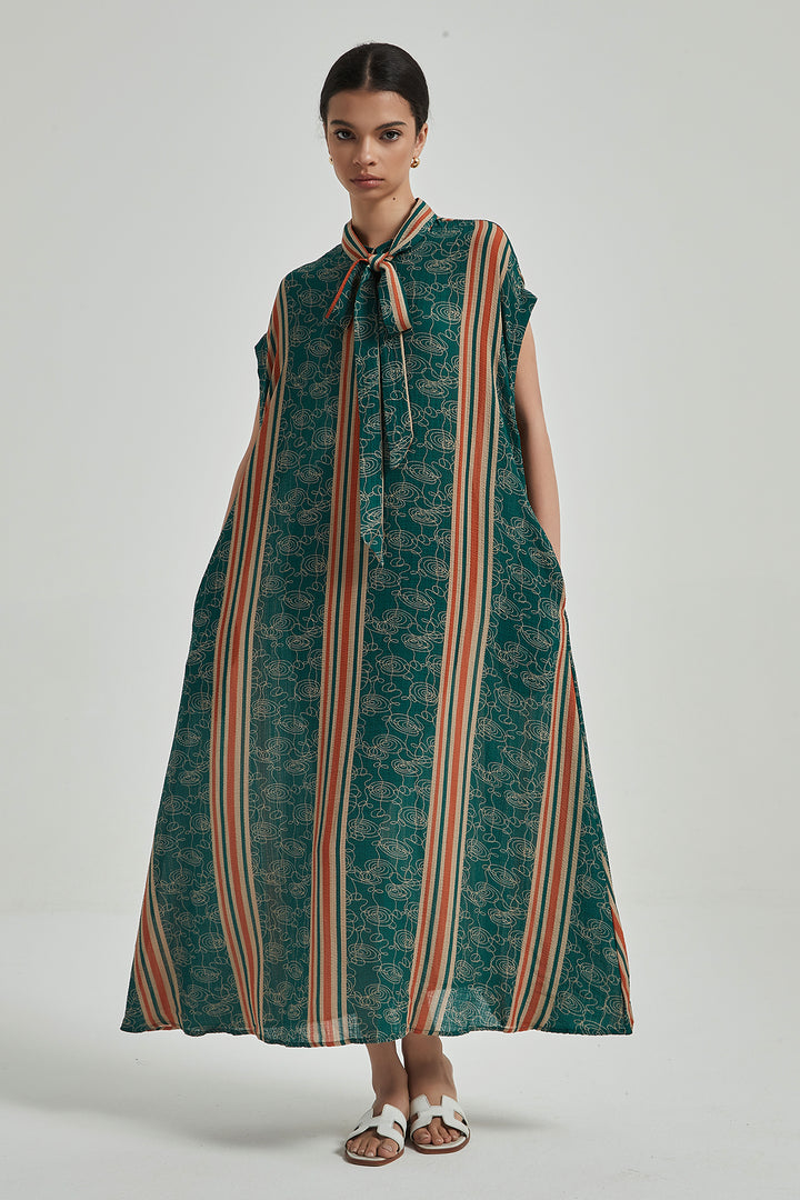 Vestido de seda acogedor con rayas de colores en contraste