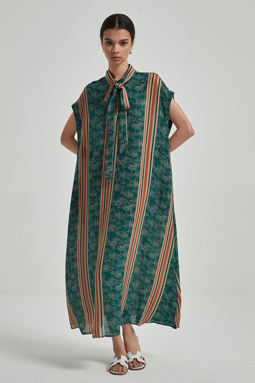 Vestido de seda acogedor con rayas de colores en contraste
