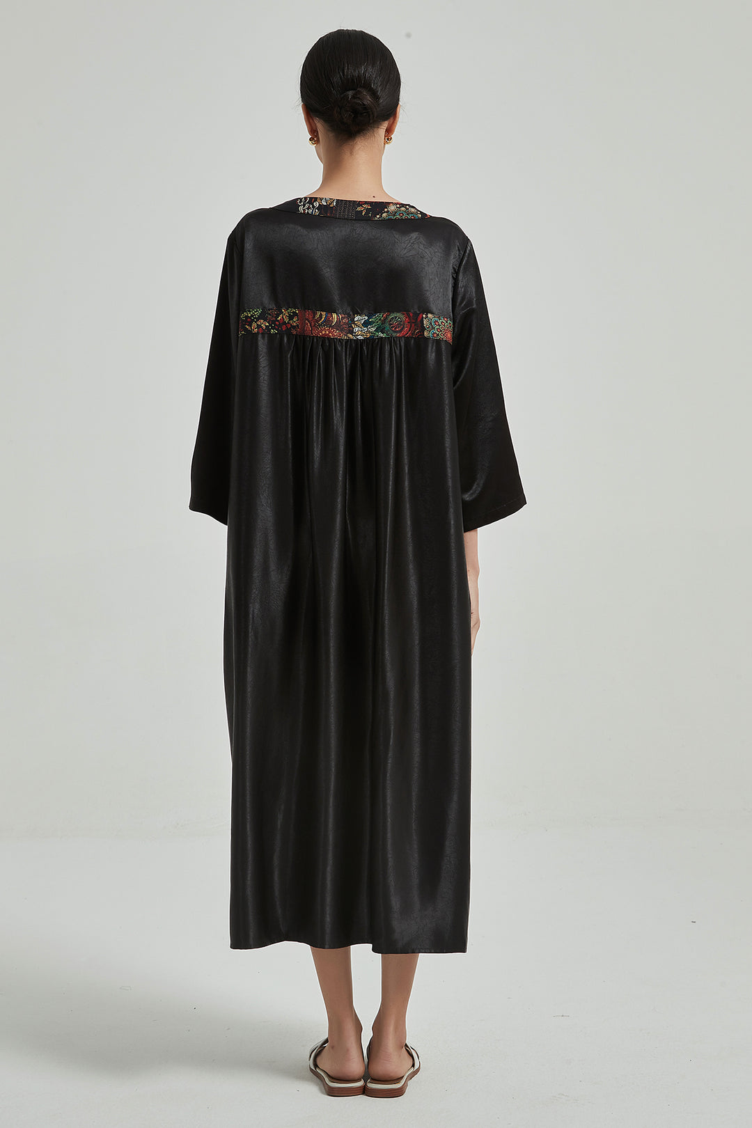 Vestido de seda con diseño vintage y cuello en V