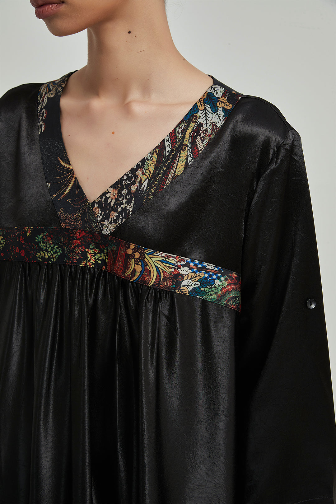 Vestido de seda con diseño vintage y cuello en V