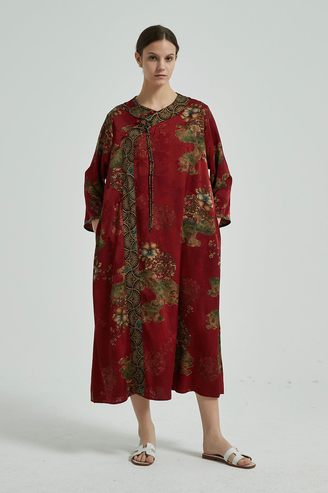 Vestido maxi vintage de seda com botões e retalhos florais vermelho