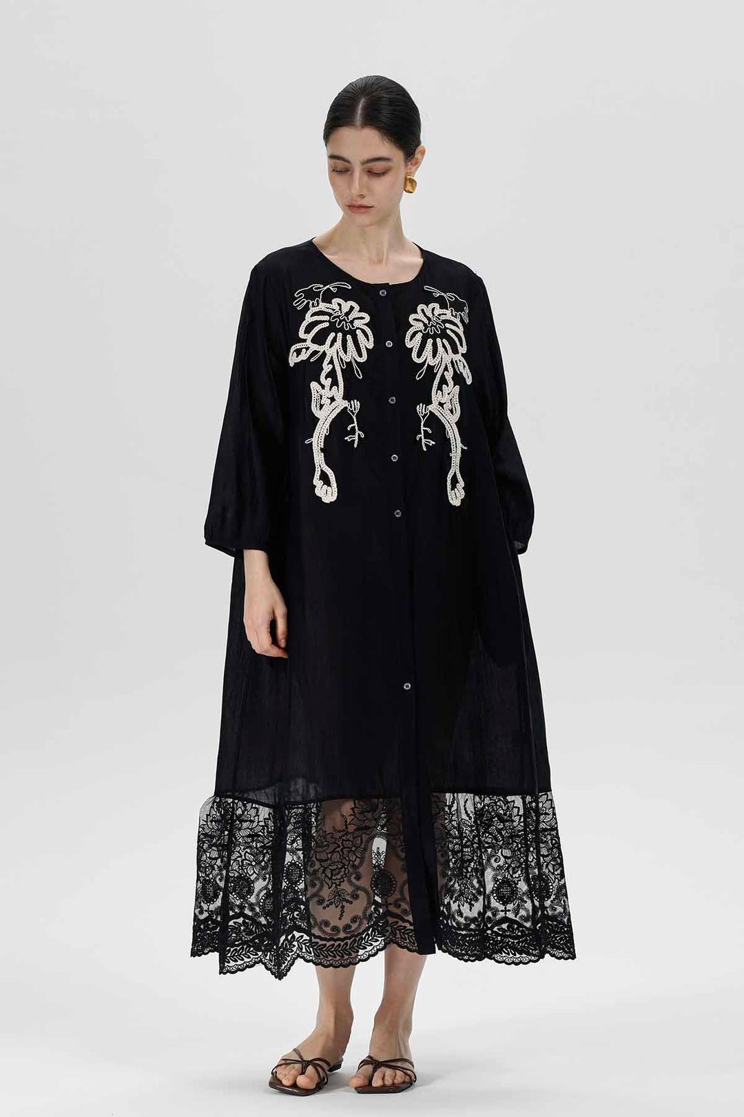 Vestido Kaia con bordado en el bajo de encaje