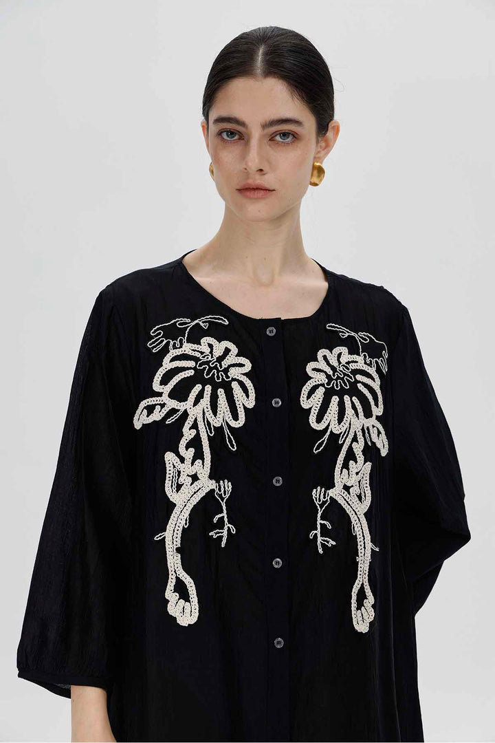 Vestido Kaia con bordado en el bajo de encaje