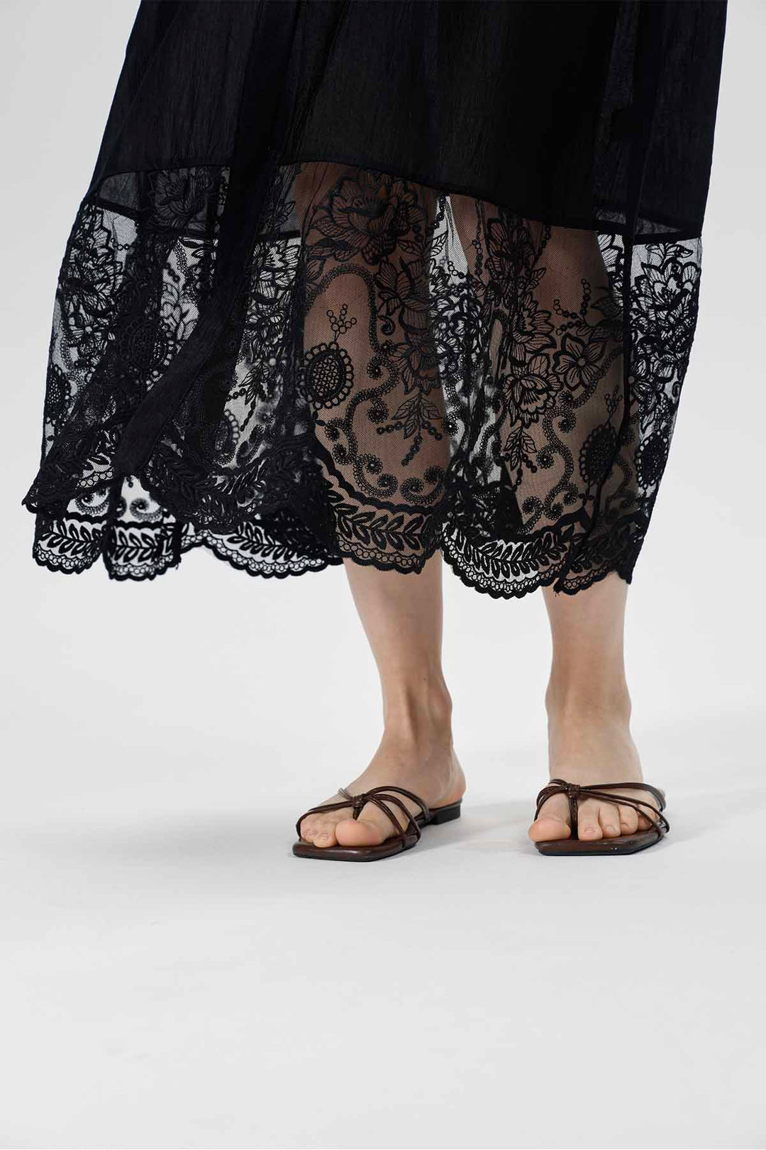 Vestido Kaia con bordado en el bajo de encaje