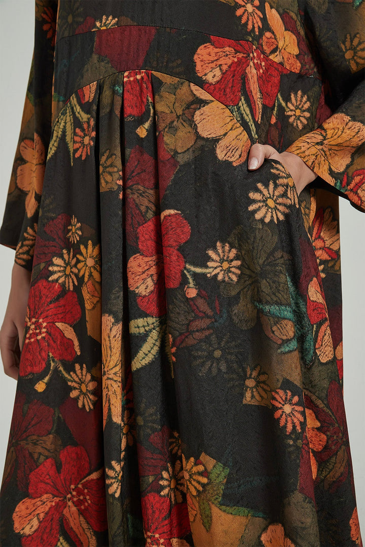 Vestido maxi com estampa floral retrô e decote em V