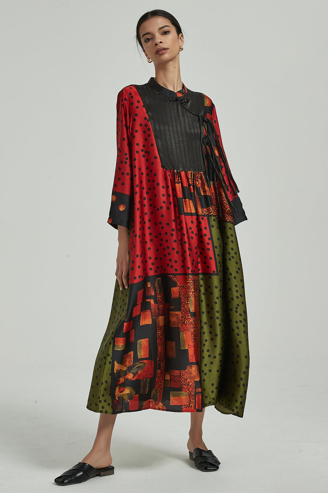 Vestido largo de seda de manga larga con empalme de color