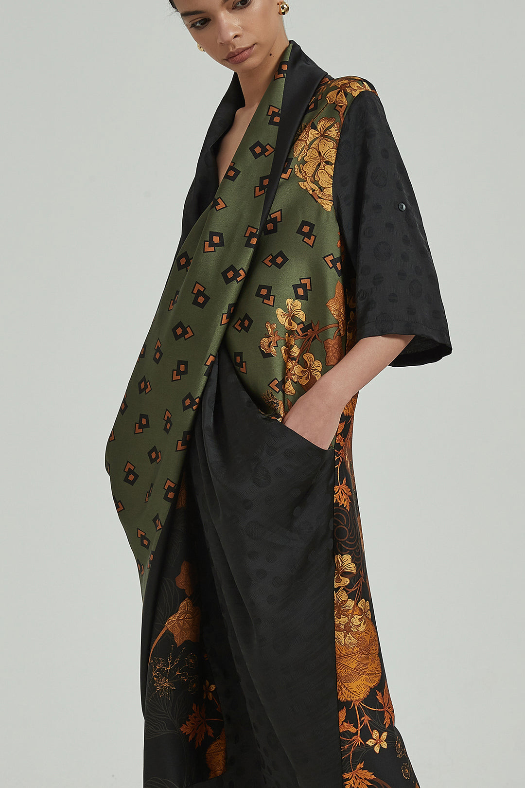 Robe longue en soie imprimée croisée sur le devant