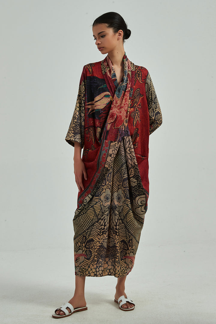 Robe longue en soie imprimée croisée sur le devant