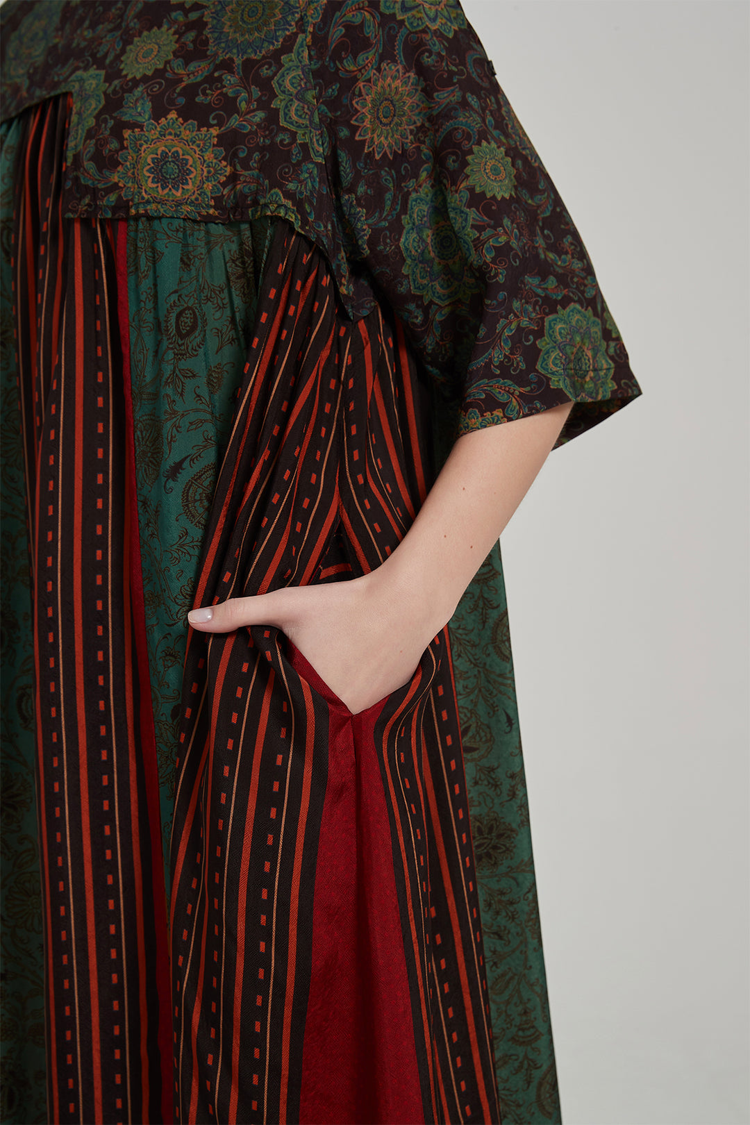 Vestido maxi de seda com estampa floral retrô