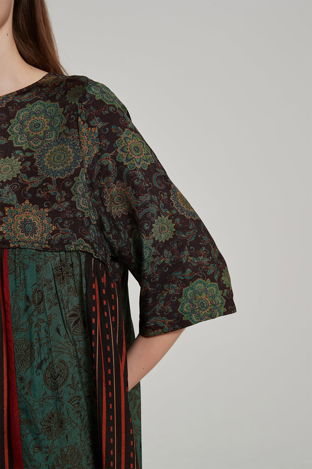 Vestido maxi de seda com estampa floral retrô