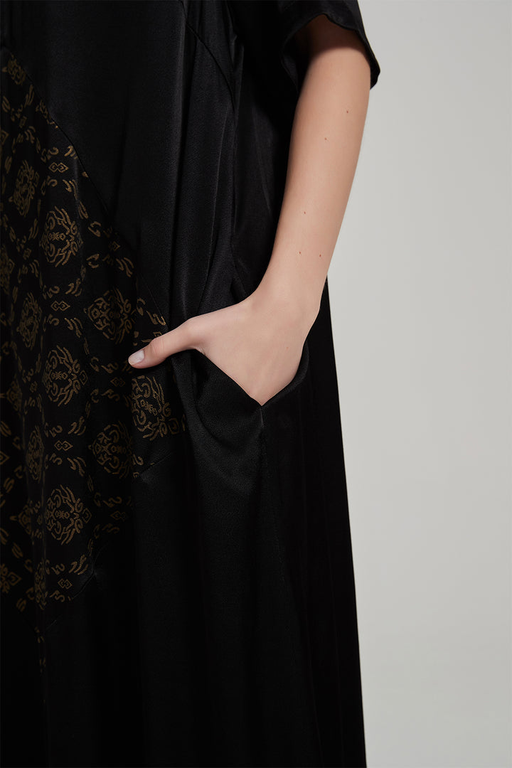 Vestido maxi de seda com estampa retrô elegante e aconchegante